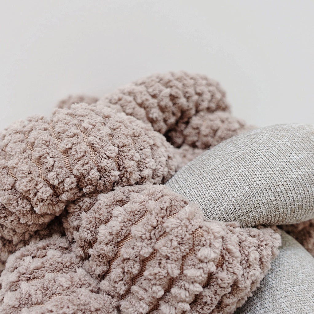 Nou® | Taupe mit Quietschern 